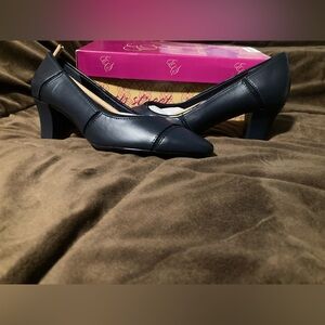 Easy Street brand, size 7, navy patent, Datia, comfortable pump, classic look